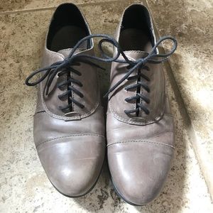 Oxford style leather shoes